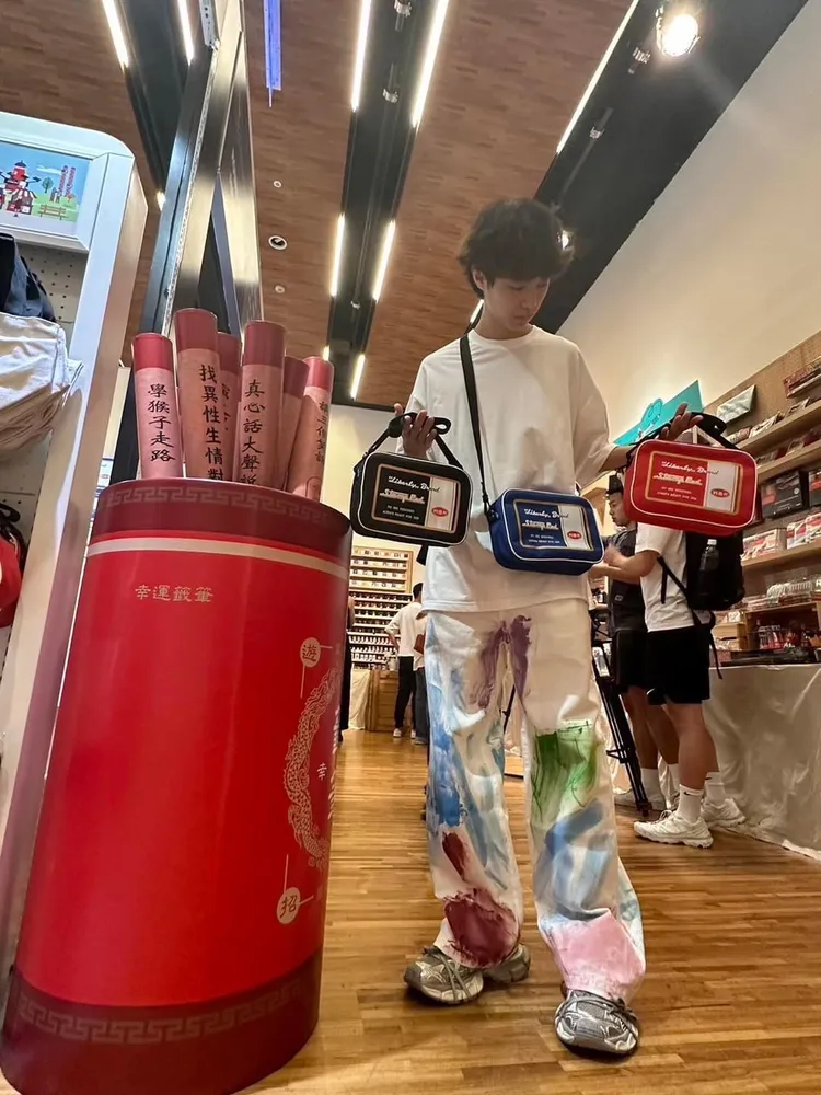 印台側背包。利百代提供