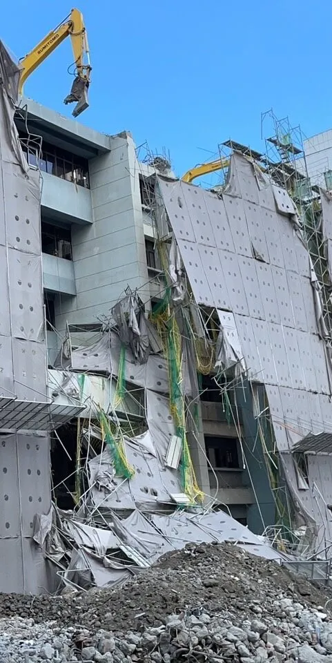 北市信義區公所大量鷹架塌落。翻攝照片/中央社