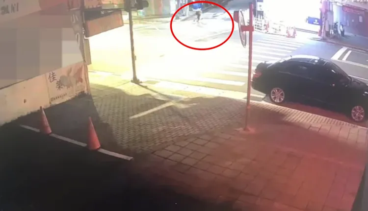 曾姓男子騎腳踏車去犯案。翻攝畫面