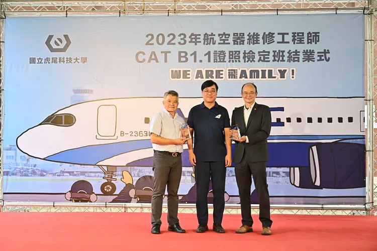 虎科大攜手航空企業共同育才，左起為聯合航空修護督導李志鴻、虎科航修中心主任劉昇祥與星宇航
空協理王志愷。校方提供