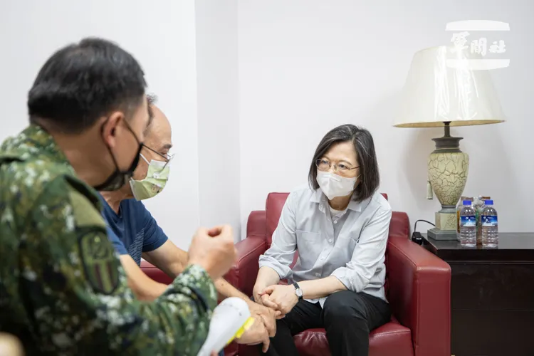 蔡英文慰問受傷官兵家屬。軍聞社提供