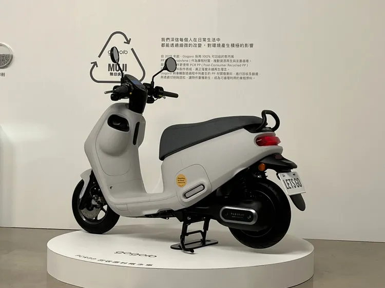 Gogoro VIVA MIX ME Belt售價7萬6980元，並提供提供原色棕及原色灰兩色選擇。周奕豪攝