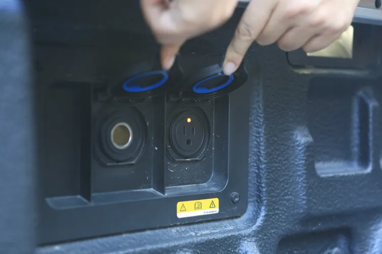 就連貨斗區域，也提供附有防水蓋的110V電源插座。林浩昇攝