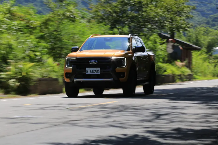 Ford Ranger Wildtrak在柏油路面的隔音表現，無論是輪拱胎噪聲、引擎運轉聲浪都堪稱輕微，確實讓人對越野皮卡的乘坐舒適性大為改觀。林浩昇攝