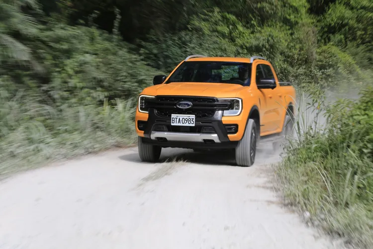 不需雙渦輪柴油動力不需重踩油門即可獲得充足推進力，動力收放自如駕駛起來相當從容。林浩昇攝