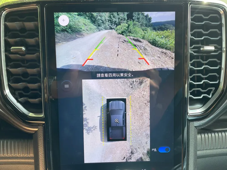 360度環艙顯影系統可隨時監控車身周圍狀況，在路況不明的環境中特別受用。林浩昇攝