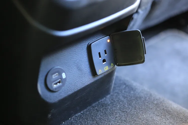 後座同時提供兩種規格USB插孔，以及110V家用電源插座供電器使用。林浩昇攝