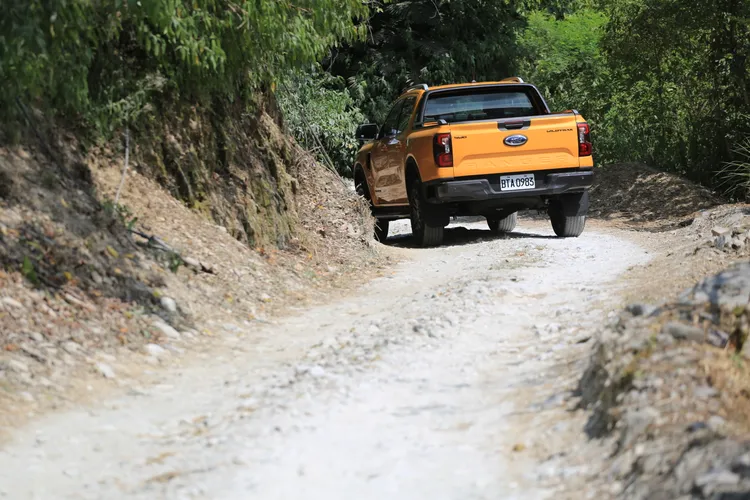 顛簸狀態下可以感受到全新改款Ranger Wildtrak更為紮實的底盤及車身剛性，以及懸吊適應路面的優異表現。林浩昇攝