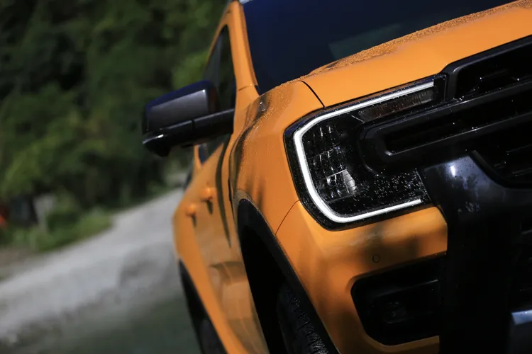  Ranger Wildtrak採用以C字形日行燈為主的方形化LED頭燈，其中更包含了自動遠光燈切換機能。林浩昇攝