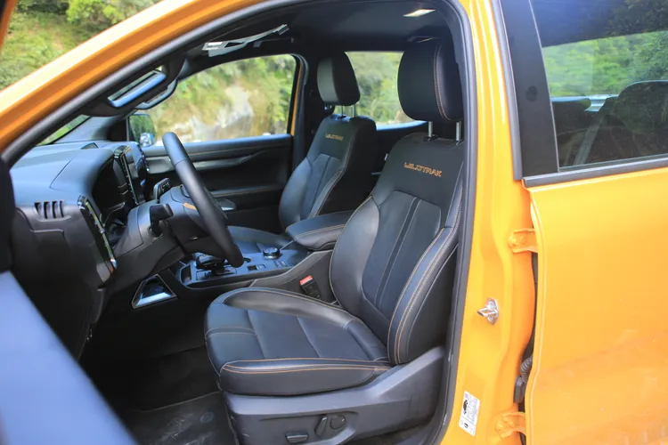 Ranger Wildtrak搭配皮質加熱座椅含駕駛座電動8向調整。林浩昇攝