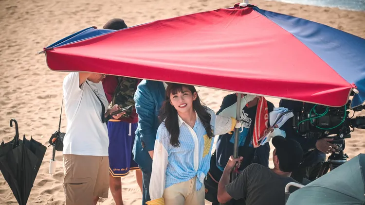 林萱瑜工作一直偷瞄他！翻攝臉書「Junior 韓宜邦」