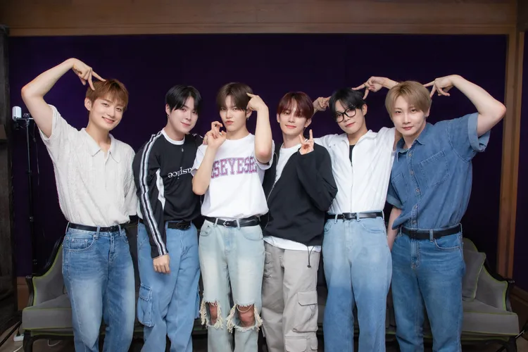 延浩（左二）前天抵台後身體不適，仍敬業接受訪問。COME ON JKSSP提供