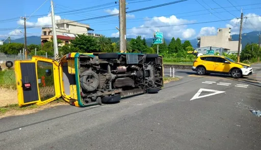 宜蘭娃娃車路口擦撞計程車　車翻覆釀12幼童+1老師送醫急救