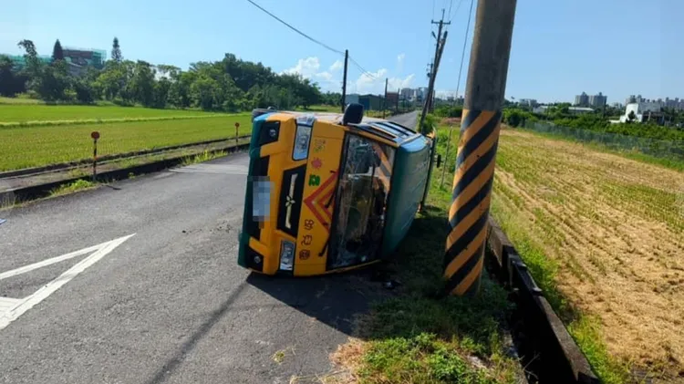 娃娃車上當時載著11名幼童。翻攝自宜蘭縣議長張勝德臉書