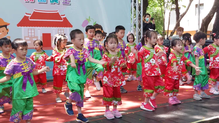 火焰蟲幼兒園表演客家歌曲。凃建豐攝