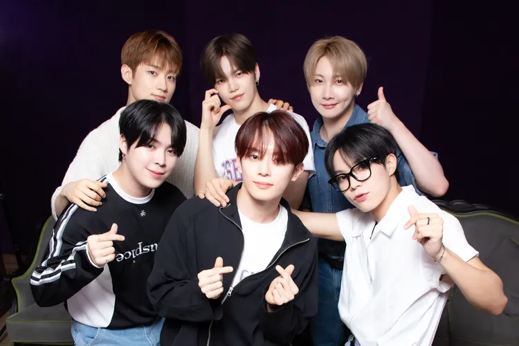 東憲（前排右）入伍後，最擔心岡旻（前排中）。COME ON JKSSP提供