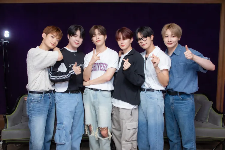 隊長東憲（右二起）被岡旻吐槽宿舍的房間最髒。COME ON JKSSP提供