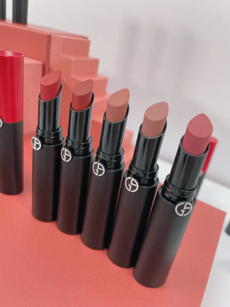 奢華絲絨訂製唇膏，各1500元。張家玲攝