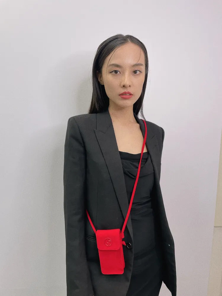 新品上市期間購買GA任兩款唇彩，就會贈送GA訂製斜背口紅背包。張家玲攝