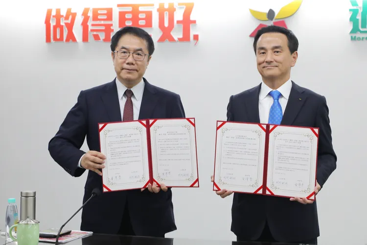 黃偉哲、村岡嗣政宣布台南市、山口縣正式締盟。市府提供