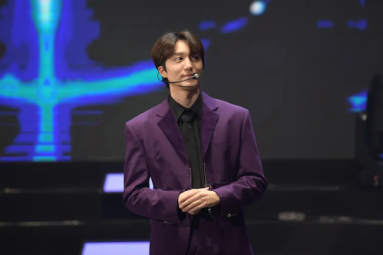 澯熙玩遊戲贏了，忍不住好奇心嘗了一口苦茶。華藝娛樂提供