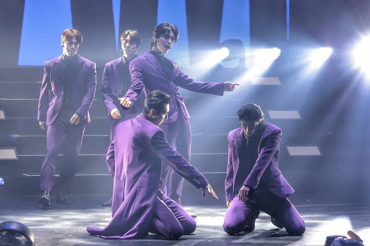 SF9成員達淵（後排左起）、澯熙、朱豪（前排左起）、柳太陽、輝映賣力熱舞。讀者提供