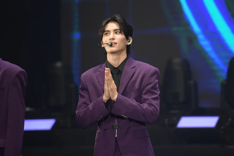 柳太陽喜歡健康的東西，喝了苦茶。華藝娛樂提供