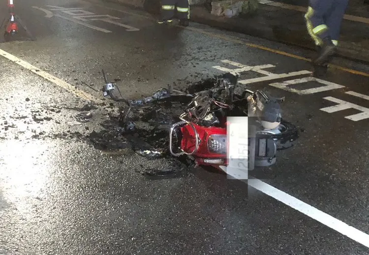 整輛機車幾乎燒光光。民眾提供