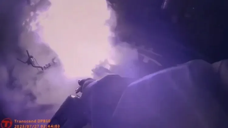 警方以滅火器協助滅火。民眾提供