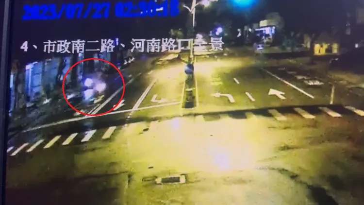 曾女在路口前自摔，機車滑行後起火。民眾提供