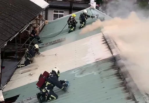 台中鐵皮加蓋民宅火警延燒4戶　消防員冒險登頂切開屋頂搶救
