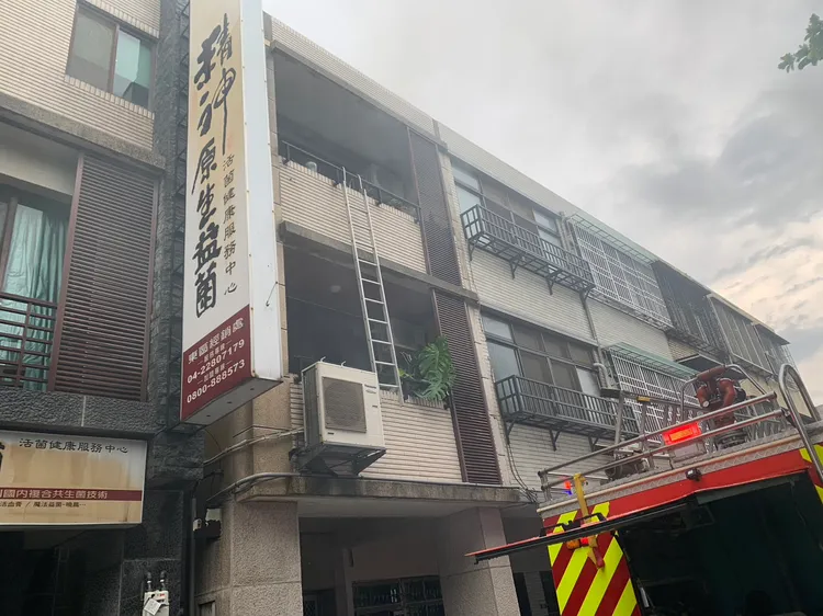 台中市東區大公街發生民宅火勢，共延燒4戶，所幸無人傷亡。民眾提供