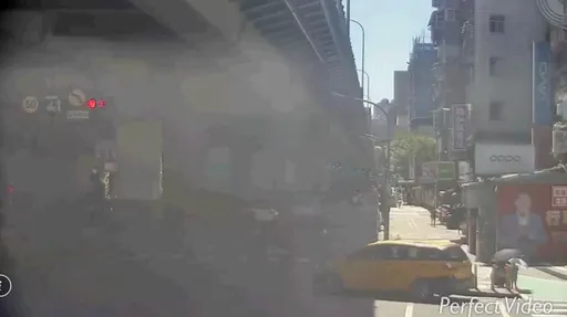 新婚女過馬路遭小黃撞飛昏迷 急救7天丈夫忍痛拔管