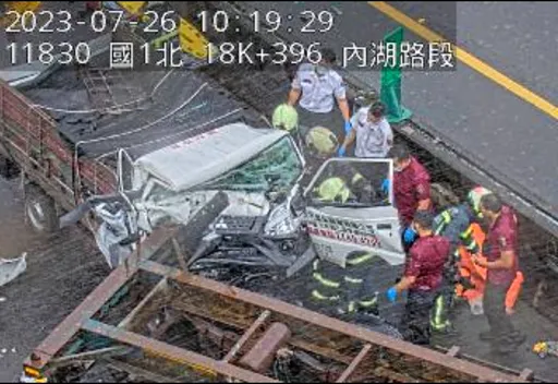 國1內湖段5車連換撞 1貨車駕駛疑受困搶救中