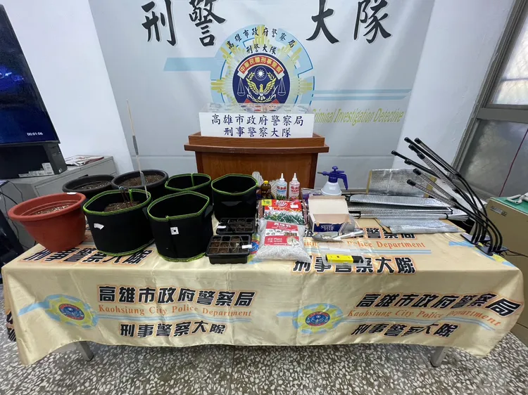 警方在屋內查獲大麻活株6株、種子1包、培養土5盆等證物。翻攝畫面