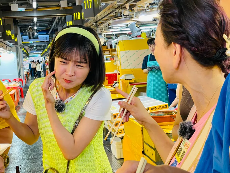 籃籃嘗試韓國蠶蛹，尖叫連連，直接吐出來。民視提供