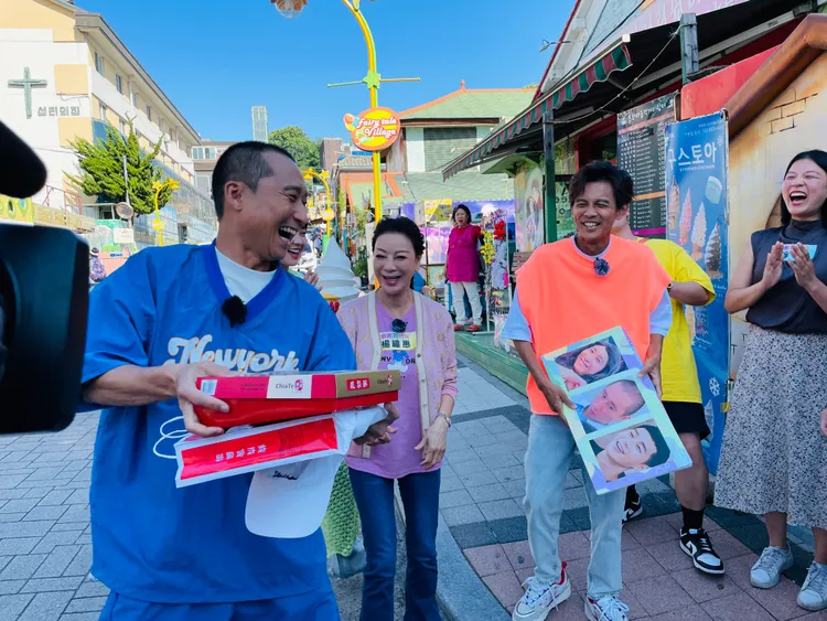 浩子（左一）被誤認是朴敘俊，高興的把整盒鳳梨酥都送給韓國情侶。民視提供