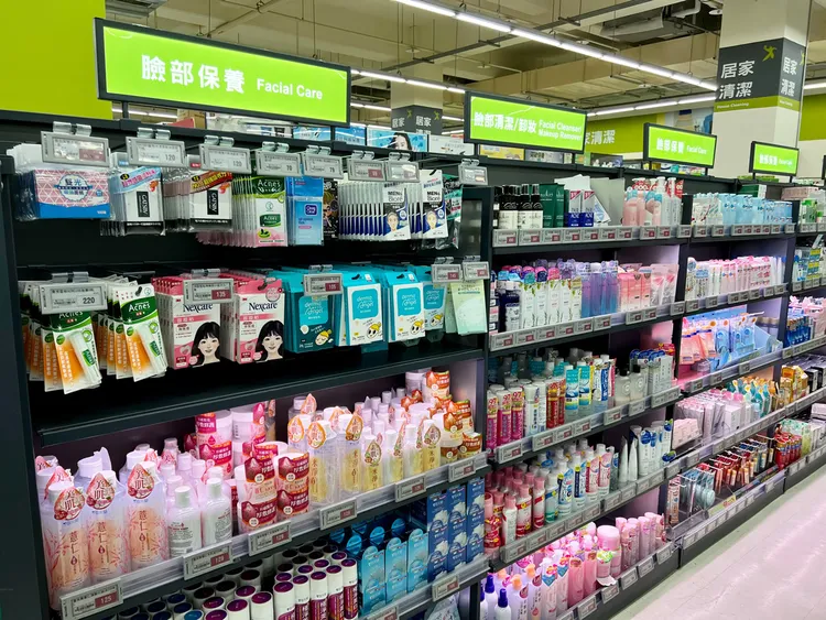 愛買量販夏季護膚商品推出特惠價及買1送1，滿688元再送100元。愛買提供