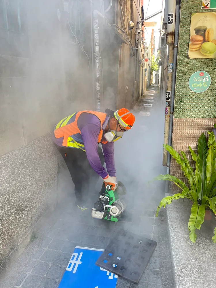 市府特別針對屋後溝、地下室等不易清疏區域，特別要求持續強化孳清。市府提供