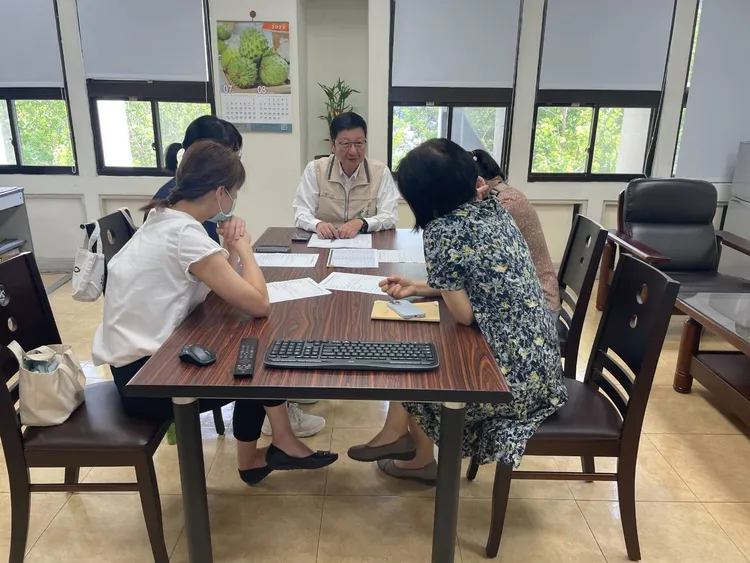 局長蘇世斌(中)提醒醫療院所務必提供警覺。市府提供