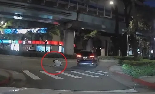 休旅車撞斑馬線行人秒逃離！白衣男噴飛重摔　目擊者怒：夭壽鬼