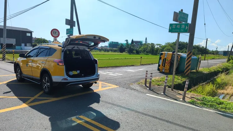 娃娃車翻覆。翻攝自社會事新聞影音