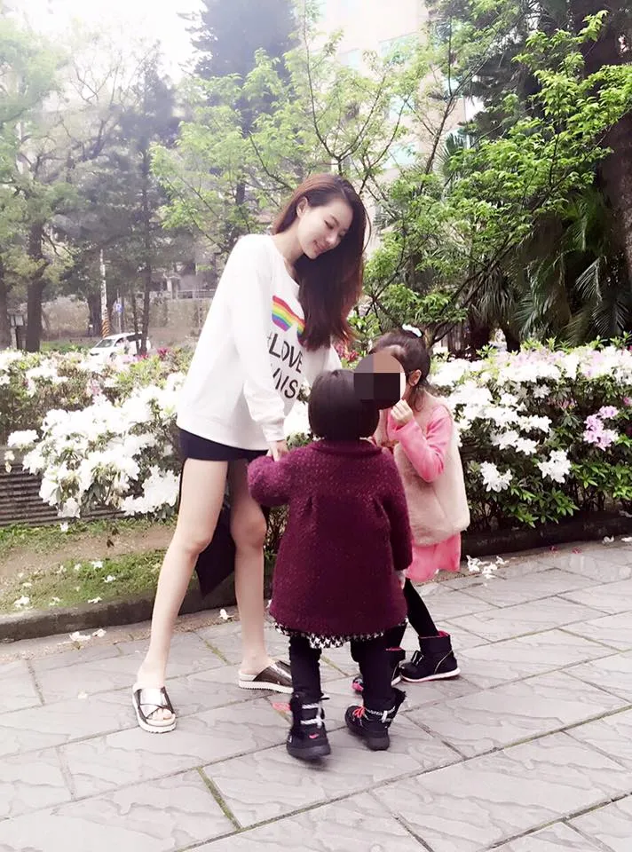 王瀅婚後育有3女，淡出演藝圈，重心全放在家庭。翻攝王瀅臉書