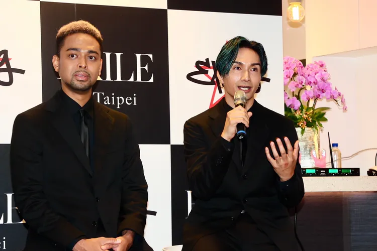 KENCHI（右）說得一口好中文，秀出「請給我啤酒」。彭欣偉攝