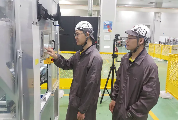 先僱後訓讓青年透過一對一的職場導師教導，迅速提升職能，也減輕企業負擔。王志弘攝