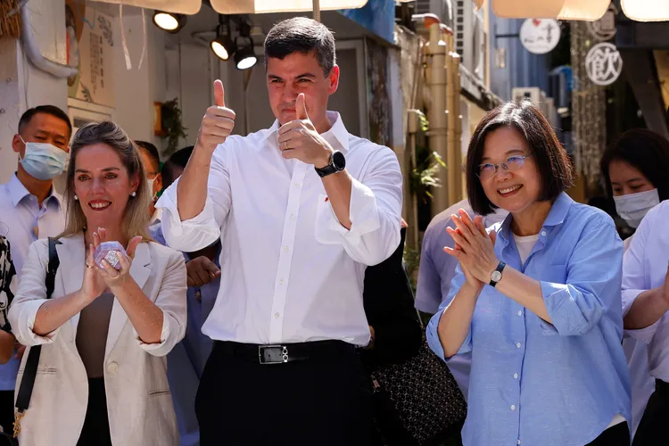 總統蔡英文14日陪同貝尼亞伉儷，參訪台中市審計新村。