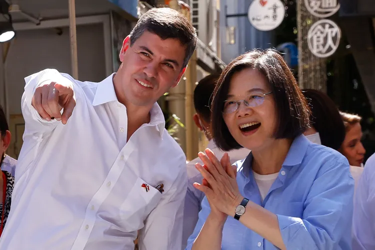 蔡英文14日陪同貝尼亞伉儷參訪台中市知名青創基地審計新村。路透社