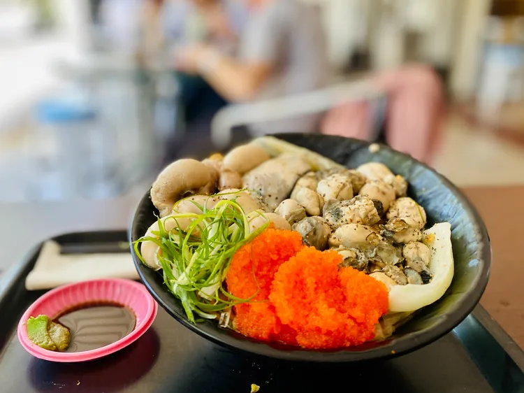 精力乾拌麵衝擊眼球、挑逗味蕾。王志弘攝