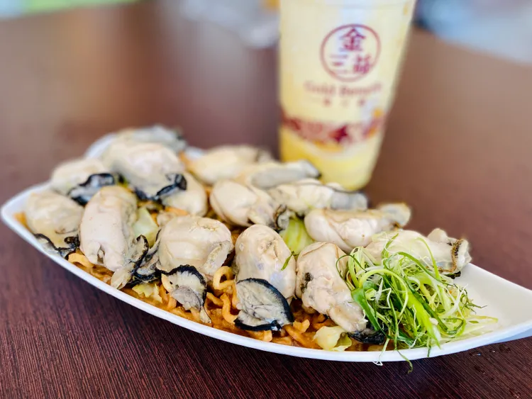 台南手搖飲店推出浮誇料理後一炮而紅。王志弘攝