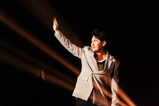 曹格哽咽感嘆「不懂如何愛自己」 醋勁爆發後回大馬開唱兒子全程陪伴